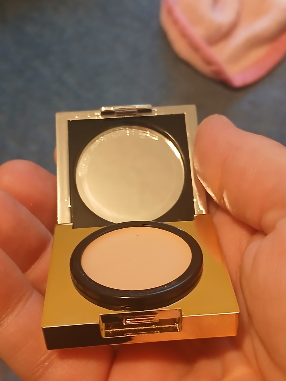 Elizabeth Arden Concealer Compact With Mirror Shade- Fair - Picture 4 of 4